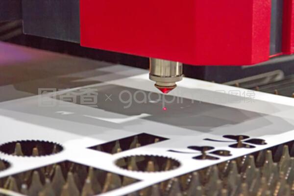 激光平板金屬切割機即將啟動。